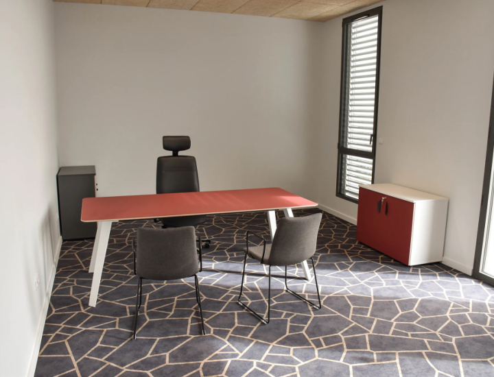 Bureau de direction Altitude avec crédence dans un espace de travail élégant