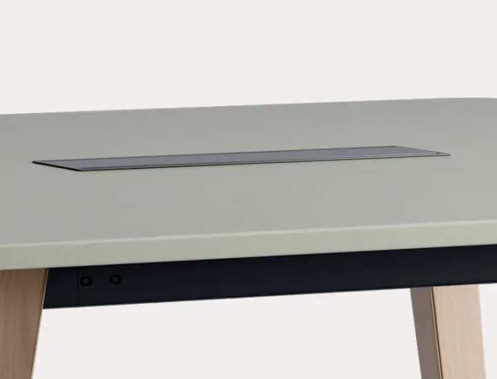Table de réunion Altitude avec piètement incliné dans une salle de réunion