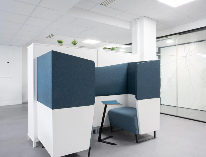 Box phonique Amity Solo installée dans un open space contemporain