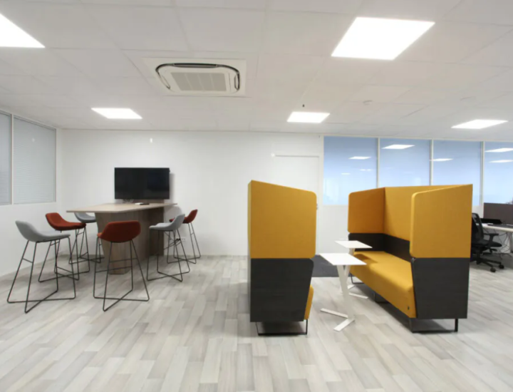Box phonique Amity Duo installée dans un open space professionnel