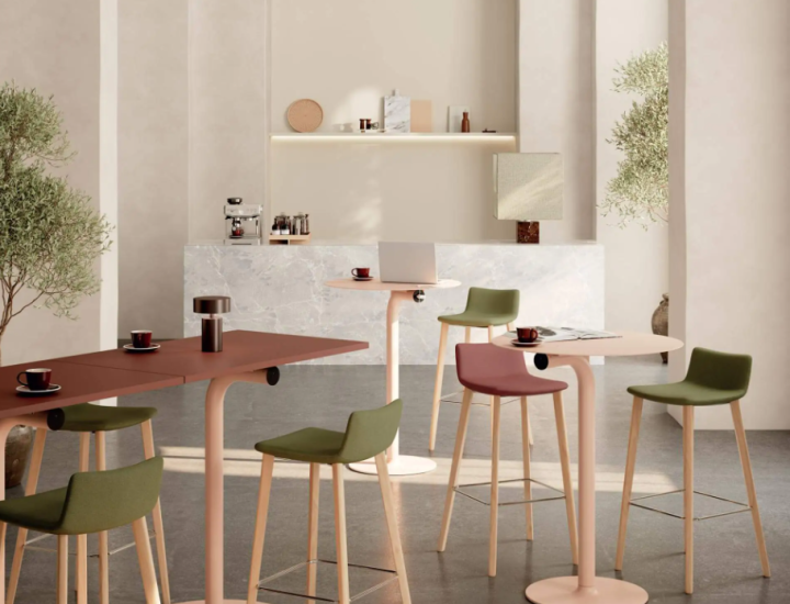 Table haute Chill installée dans une cafétéria d’entreprise