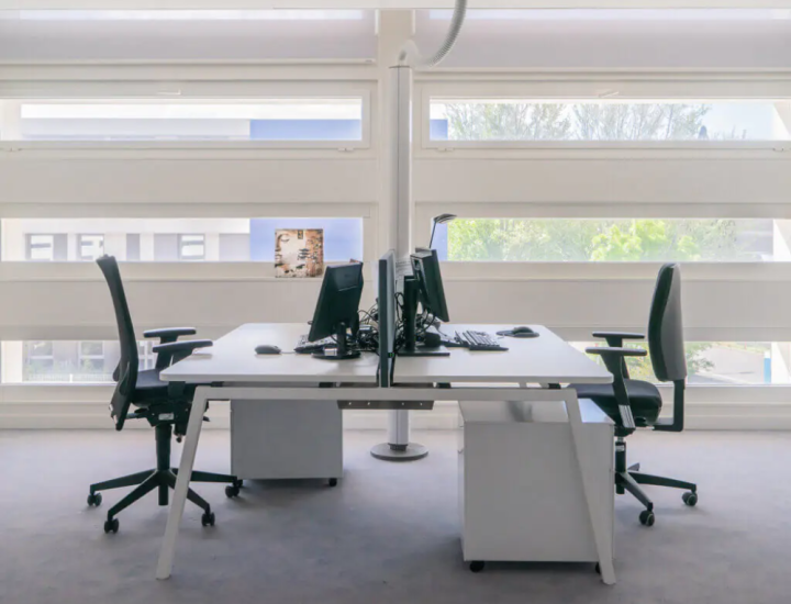 Bureau bench design Cinétic dans un espace de travail contemporain