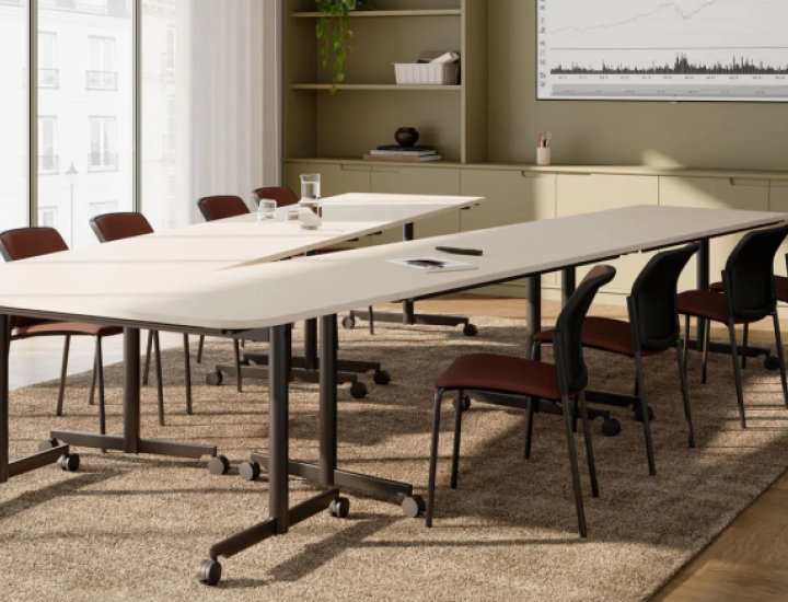 Table de réunion pliante Evolve installée dans une salle de réunion