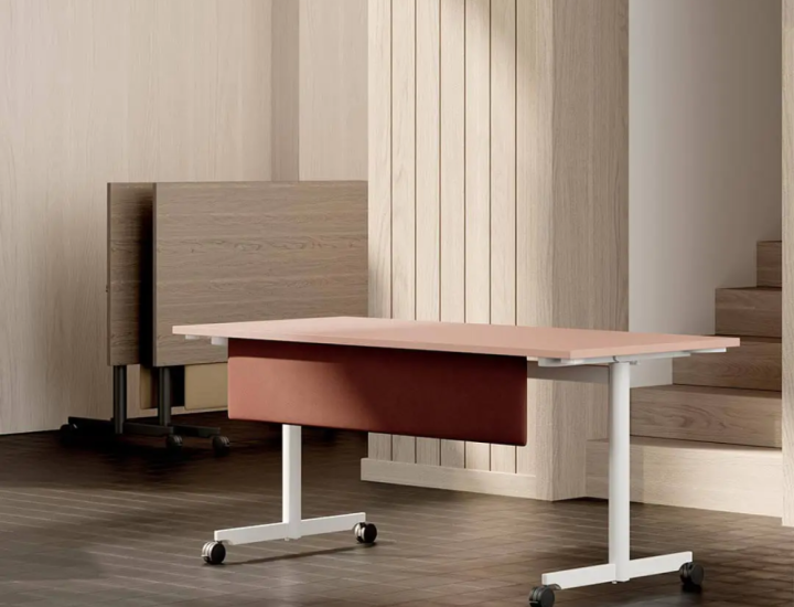 Table de réunion haute Evolve dans un espace collaboratif contemporain