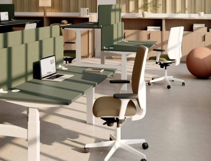 Bureau assis-debout Flex’Up sur fond blanc