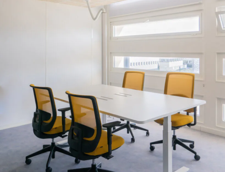 Bureau électrique Flex’Up installé dans un open space professionnel