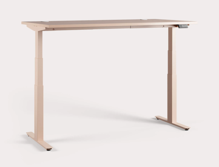 Le bureau Flex’Up est un bureau assis-debout à usage recommandé pour bureau collaborateur. Il est disponible en poste simple, poste face à face et avec retour. La structure est en acier thermolaqué, avec environ 25 % de matériau recyclé, et se décline en 5 coloris au catalogue, le retour étant disponible uniquement en blanc et noir. Le plateau existe en Catégorie A en panneau de particules mélaminé de 25 mm, recyclé à 85 % et certifié PEFC 100 %, ou en Catégorie B en panneau SUPERPAN Technical Matt de 19 mm