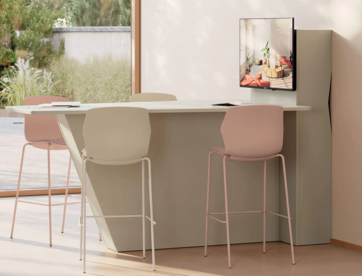 Table de réunion design Hub dans un bureau collaboratif contemporain