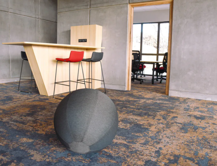 Table média Hub installée dans un espace de réunion professionnel