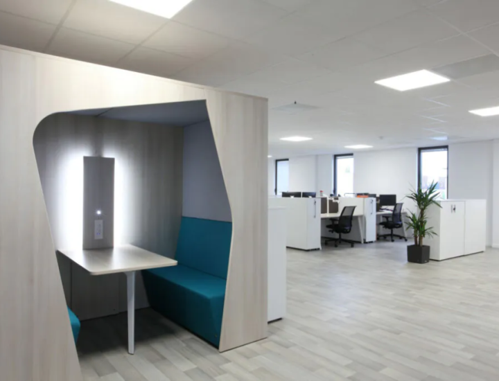 Box acoustique Komunikube installée dans un open space professionnel