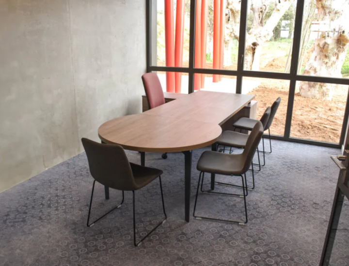 Bureau design Paris installé dans un open space élégant