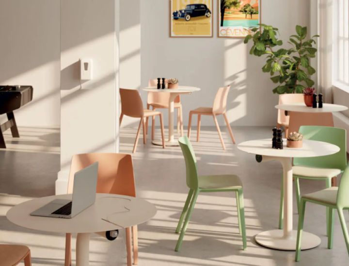 Chaise Soléo en ambiance terrasse ou espace détente professionnel