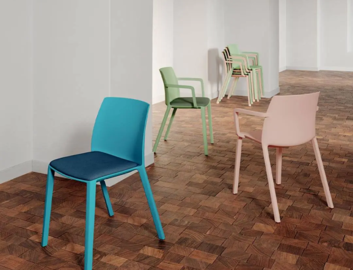 Chaise Soléo installée dans une salle de réunion ou un espace attente