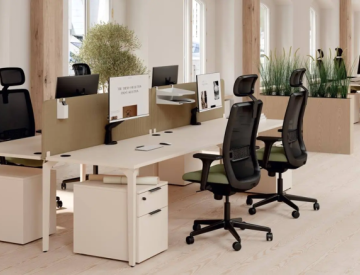 Cloison de bureau Spatia installée dans un open space professionnel