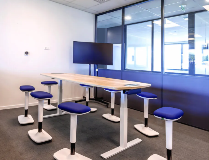 Tabouret Bingo installé autour d’une table haute dans un espace collaboratif