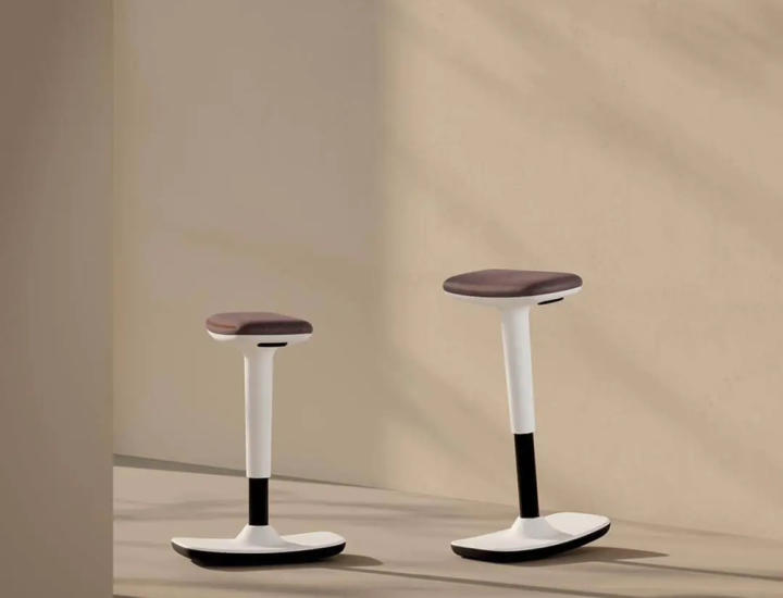 Tabouret ergonomique Bingo sur fond blanc