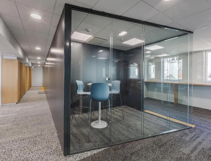 Tabouret My Frill installé autour d’une table haute en entreprise