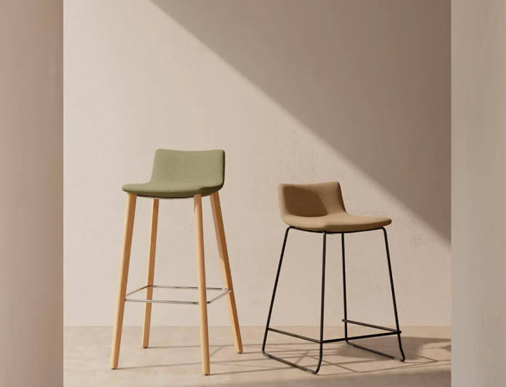 Tabouret haut Vita installé autour d’une table haute dans un espace de coworking