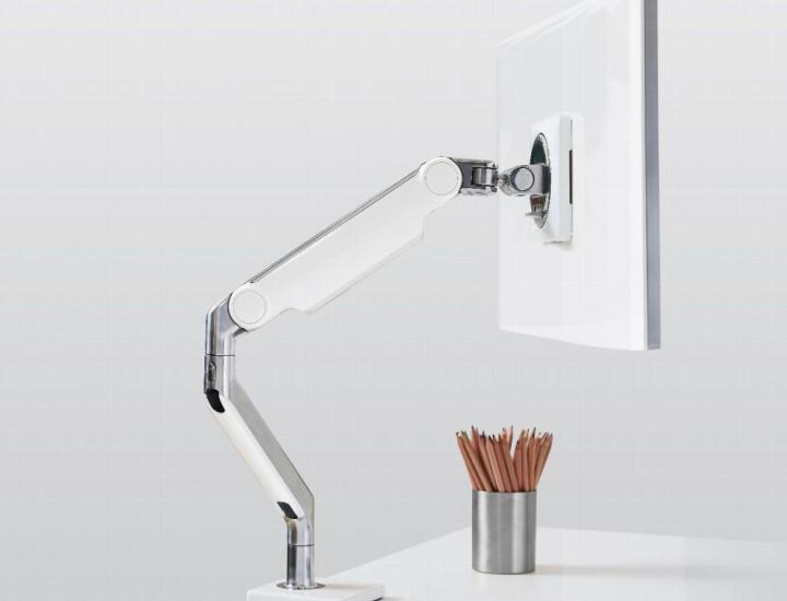 Bras articulé écran Humanscale M2.1 dans un poste de travail contemporain