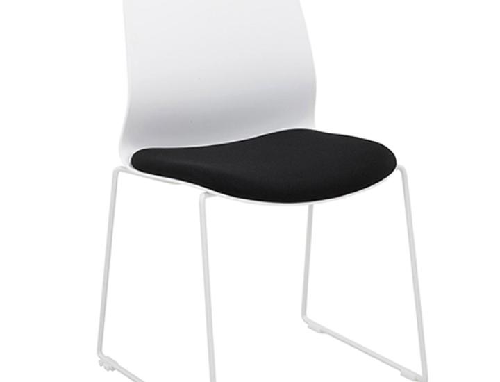 Chaise IRINA blanche et noire empilable sur fond blanc.