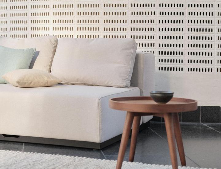Table d’appoint ALMA Softline design dans un aménagement professionnel élégant.