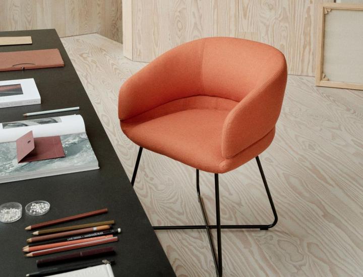 Chaise CALETO Softline dans une salle à manger ou réunion contemporaine.
