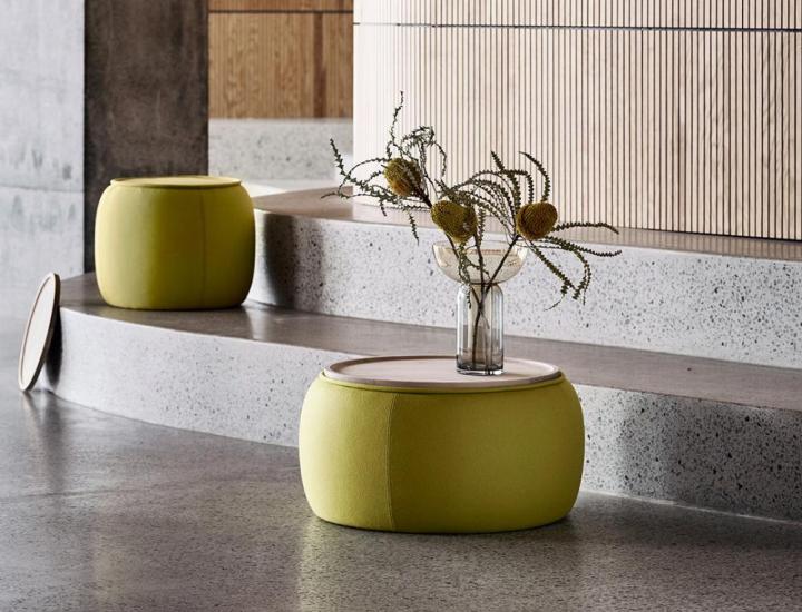 Table d’appoint et pouf CONGA Softline dans un aménagement professionnel élégant.
