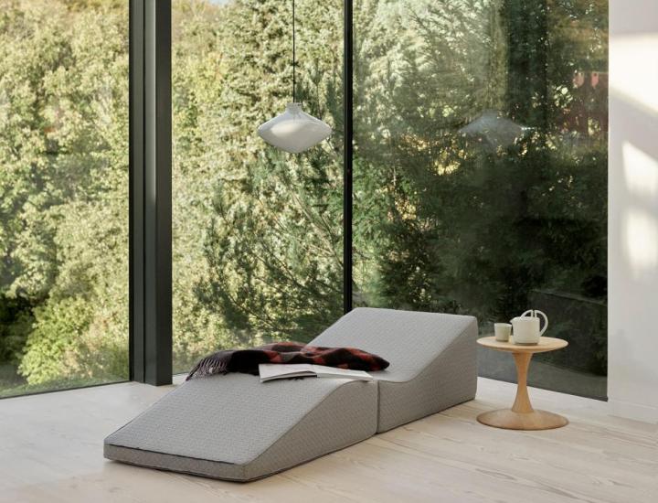EASY Softline en version chaise de repos dans un espace lounge contemporain.