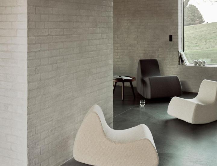 Fauteuil GRAND PRIX Softline dans un espace lounge contemporain.