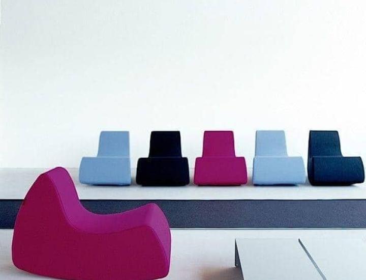 Fauteuil décoratif GRAND PRIX Softline dans un aménagement professionnel original.