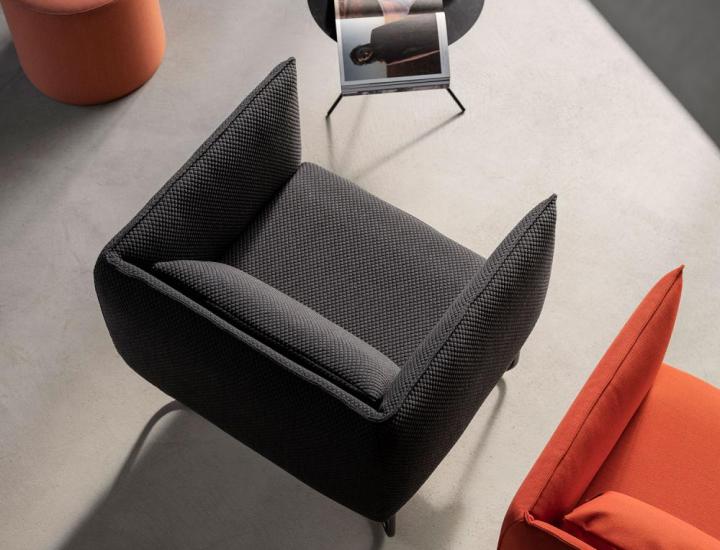 Fauteuil GROOVE Softline dans un espace lounge professionnel élégant.