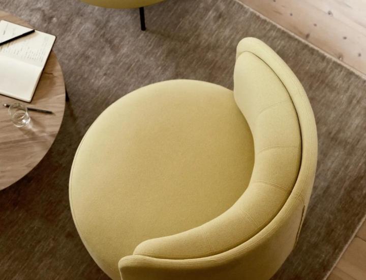 Fauteuil bas JOE Softline design lounge fond blanc.