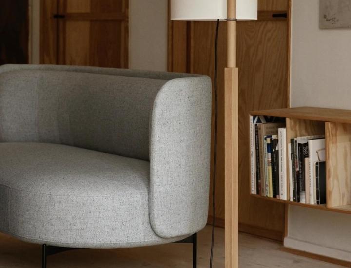 Canapé JOE Softline avec dossier enveloppant dans un espace lounge contemporain.