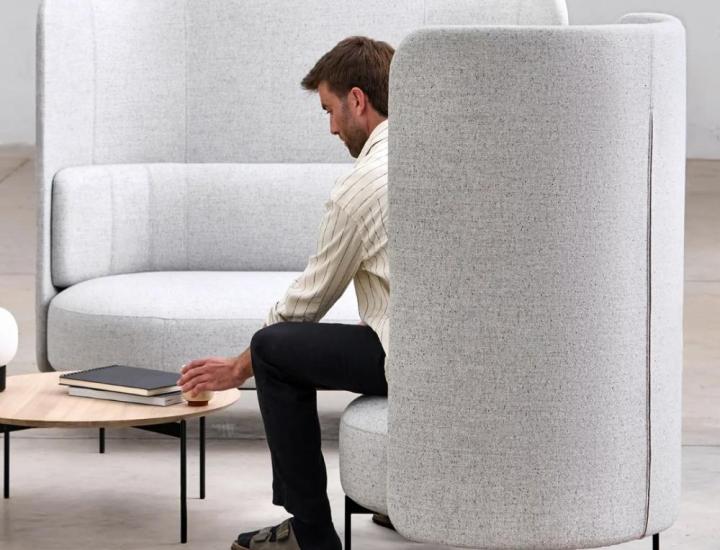 Fauteuil haut JOE Softline design lounge fond blanc.