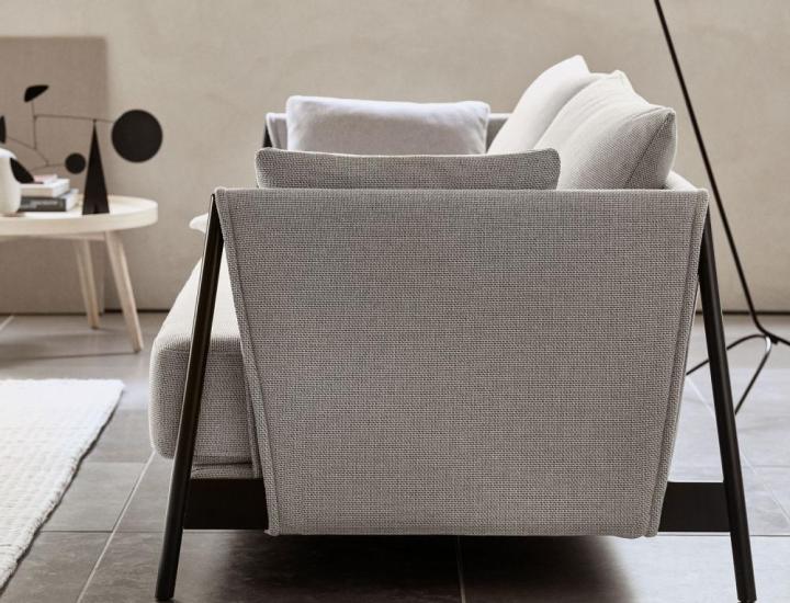 Canapé MADISON Softline dans un espace lounge contemporain et chaleureux.