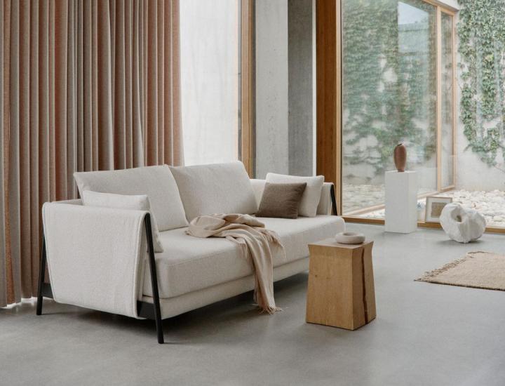 Canapé-lit MADISON WOOD Softline avec accoudoirs bois sur fond blanc.