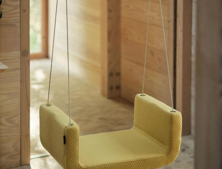 Balançoire ME&U Softline dans un espace lounge contemporain.