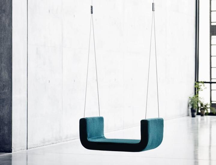 Balançoire ME&U Softline suspendue design sur fond blanc.