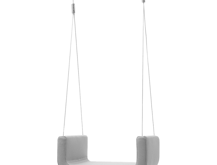 La ME&U Balançoire est éditée par Softline et a été dessinée par Busk+Hertzog en 2005. Il s’agit d’une balançoire d’intérieur rembourrée suspendue au plafond par deux filins d’acier à hauteur réglable. Les dimensions indiquées sur la page officielle sont L 62 x P 40 x H 27 cm. La rubrique entretien précise qu’il s’agit d’un modèle déhoussable et que les housses portant le symbole P peuvent être nettoyées à sec. Des housses supplémentaires peuvent également être commandées pour changer de couleur ou de tissu