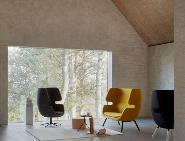 Fauteuil MOAI Softline enveloppant avec pieds bois sur fond blanc.