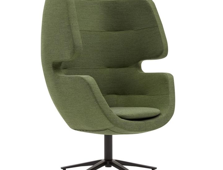 Le MOAI Fauteuil est édité par Softline et a été dessiné par Philip Bro en 2016. La page officielle le présente comme un fauteuil à coque enveloppante inspirée de l’érosion des galets. Il comporte une assise rembourrée reposant sur une croix de métal qui conduit à quatre pieds en bois tourné. Les encoches situées autour des accoudoirs participent à son identité visuelle et apportent un appui confortable pour se relever. Les dimensions indiquées sont L 89 x P 81 x H 125 cm, avec une hauteur d’assise de 45 cm