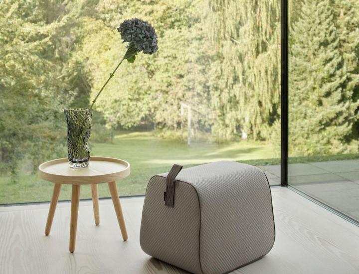Pouf NECTOR Softline design multi-usages sur fond blanc.