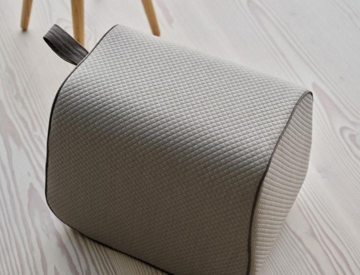 Pouf NECTOR Softline dans une chambre d’enfant ou espace détente.