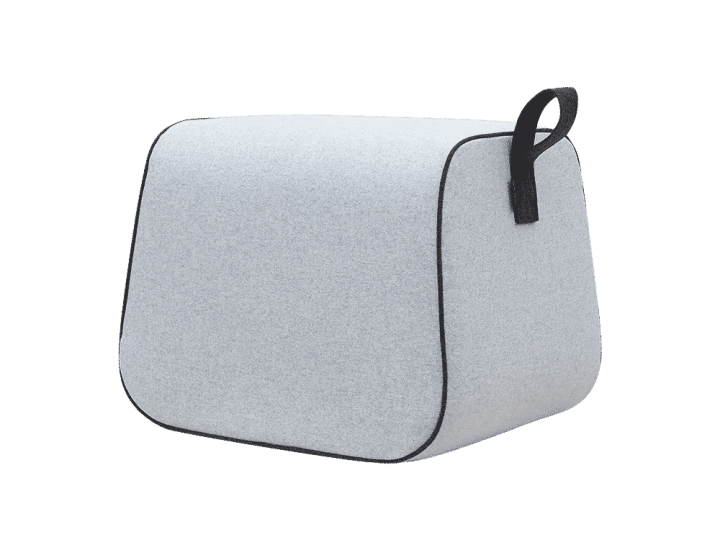 Le NECTOR Pouf est édité par Softline et a été dessiné par Busk+Hertzog en 2014. La page officielle le présente comme un siège universel et un siège à usages multiples pouvant être utilisé comme objet de décoration ou comme assise d’appoint. Ses dimensions sont L 54 x P 40 x H 40 cm. La fiche mentionne également des finitions de type Choose Fabric/color, ce qui confirme une personnalisation possible du revêtement selon la collection de tissus proposée par le fabricant.