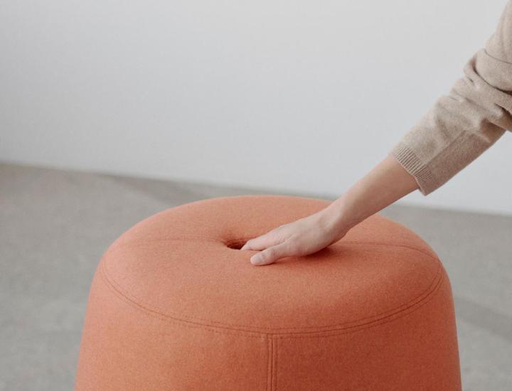 Pouf RON Softline empilable design sur fond blanc.