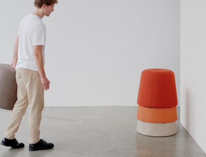Pouf RON Softline dans un bureau ou espace commun contemporain.