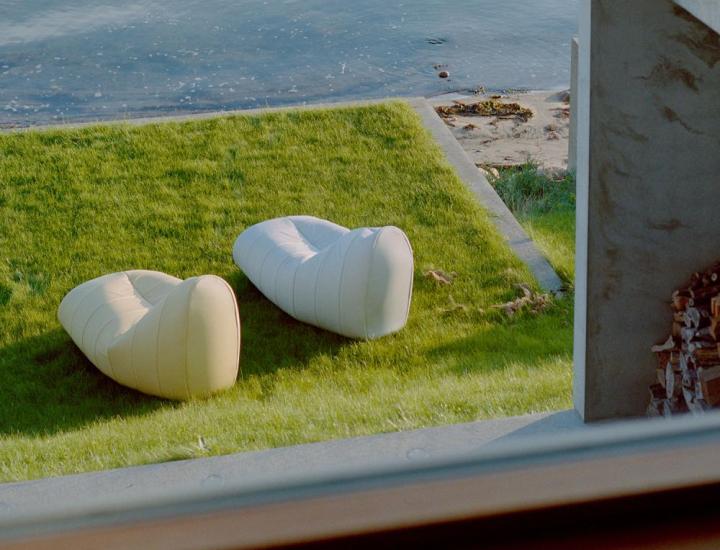 Pouf SITT Softline dans un espace lounge contemporain intérieur.
