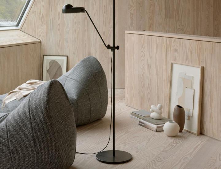 Pouf fauteuil SITT Softline dans un aménagement extérieur détente.