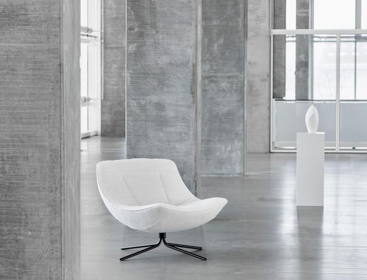 Fauteuil VERA Softline dans un espace lounge contemporain et élégant.