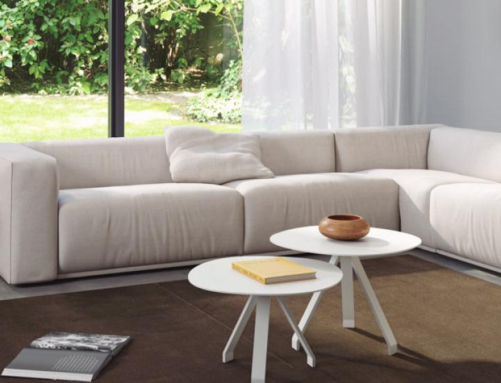 Tables basses aluminium Celes – Mobilier d'appoint combinable pour locaux professionnels